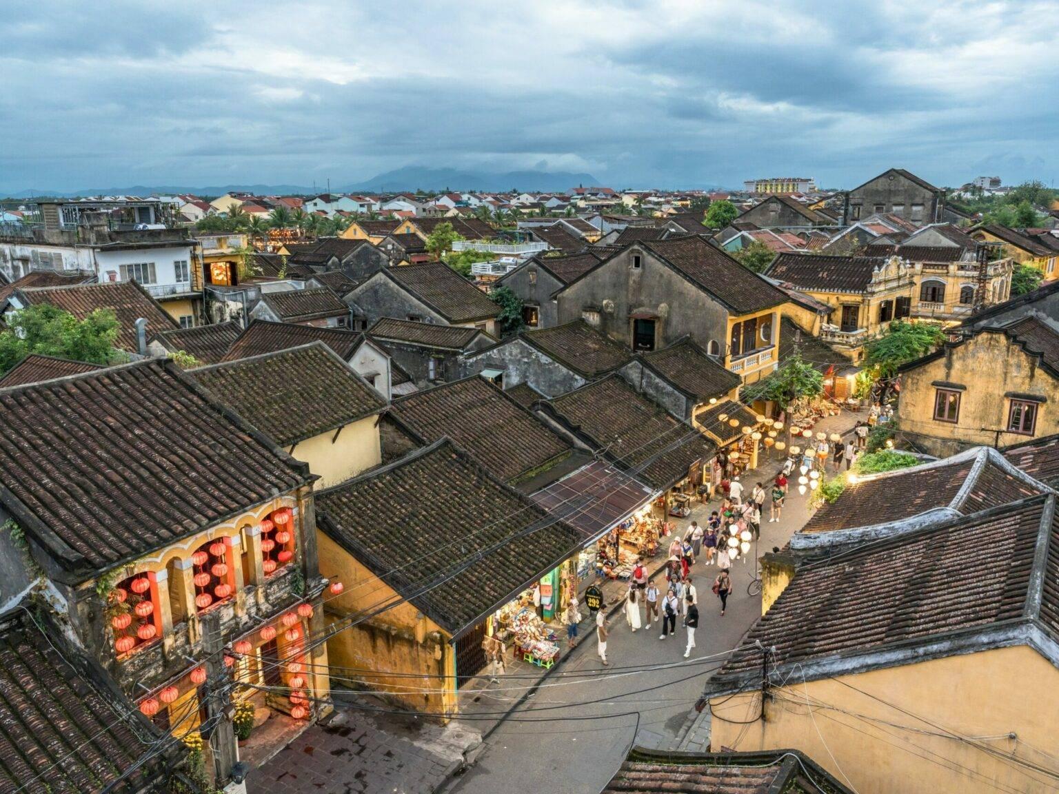 Vista desde arriba de los techos del casco antiguo de Hoi An.