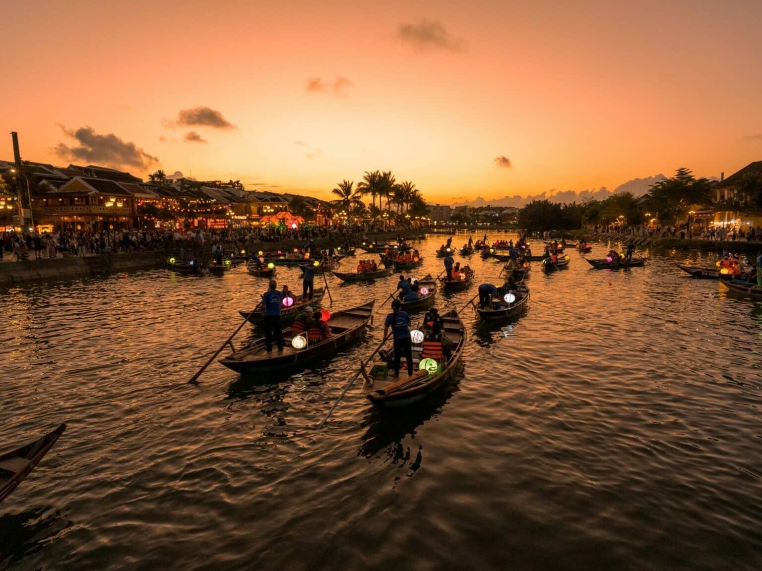 Los barcos de linterna en el río Thu Bon en Hoi An.
