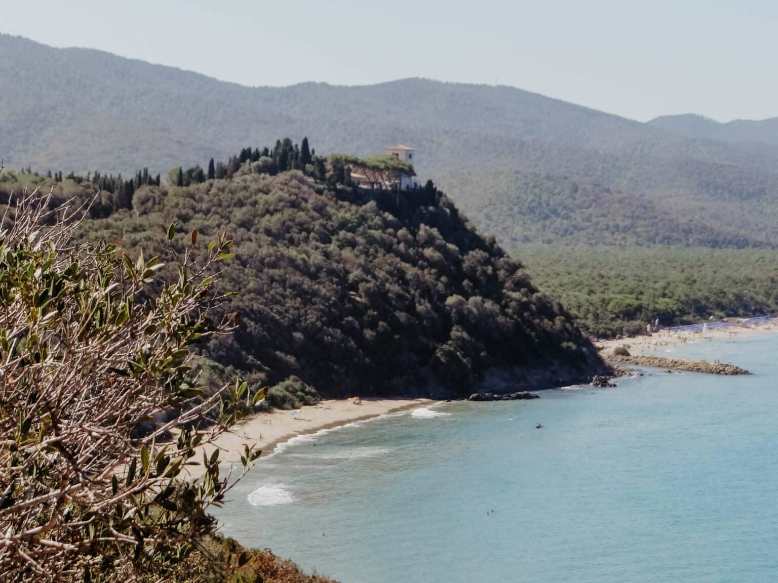 La cala Violina en la Toscana se encuentra idílicamente y algo escondida: La playa de arena y el mar azul, rodeados de colinas cubiertas de vegetación, son muy populares entre los viajeros.