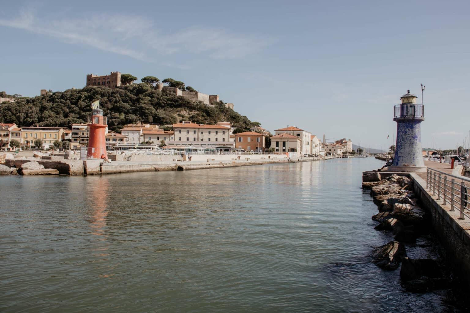 Sobre el pueblo costero toscano de Castiglione della Pescaia se alza un castillo medieval, visible bien desde el puerto con sus dos faros.