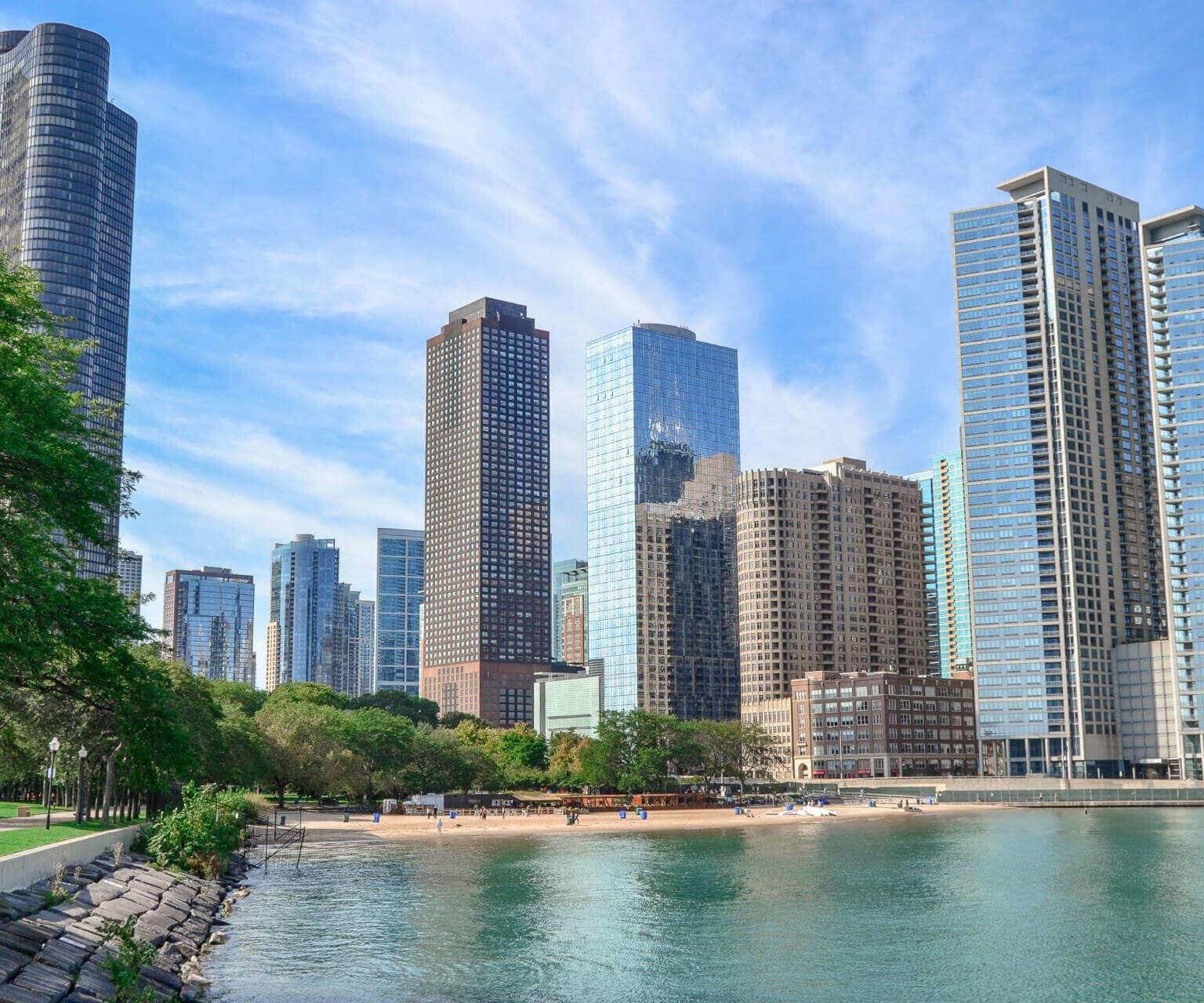 Naturaleza y playa rodeadas de rascacielos en Chicago.