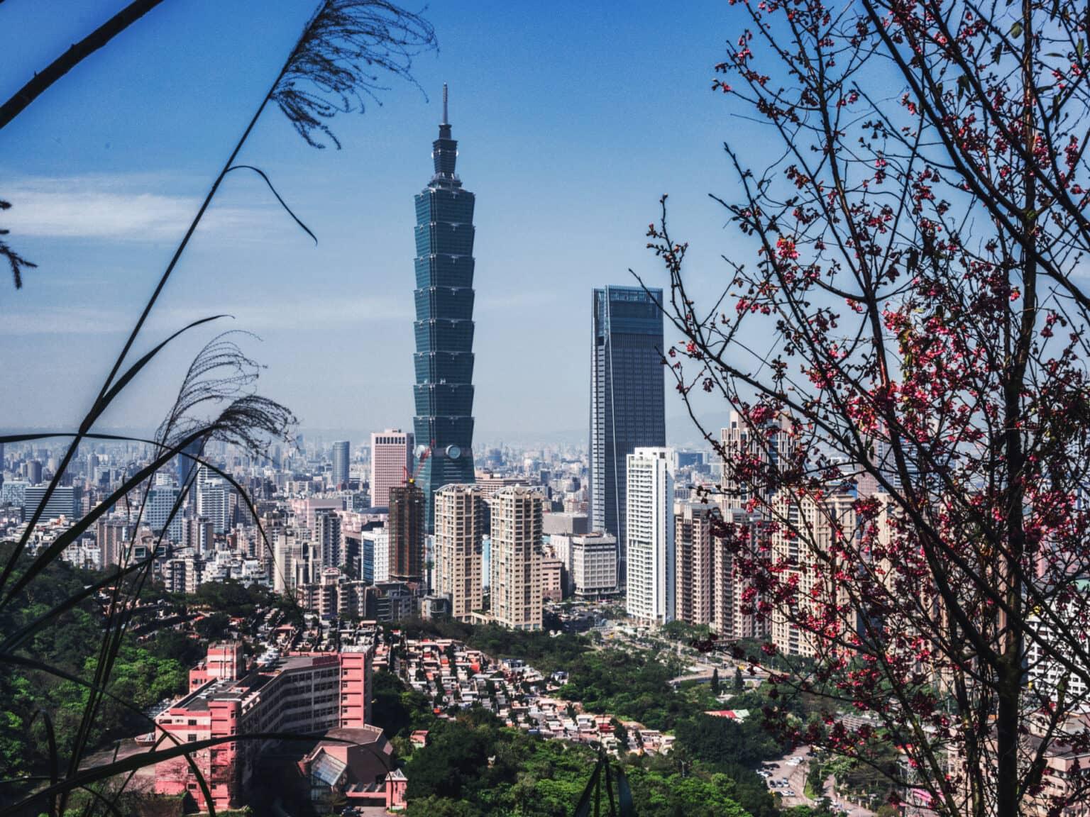 View from Elephant Mountain onto Taipei and Taipei 101.