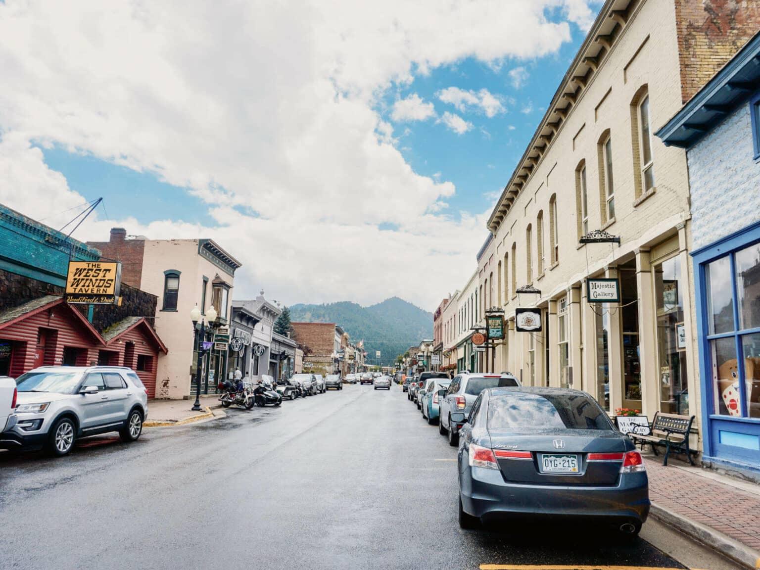 En el centro de Idaho Springs, cerca de Denver, las casas brillan en varios colores.