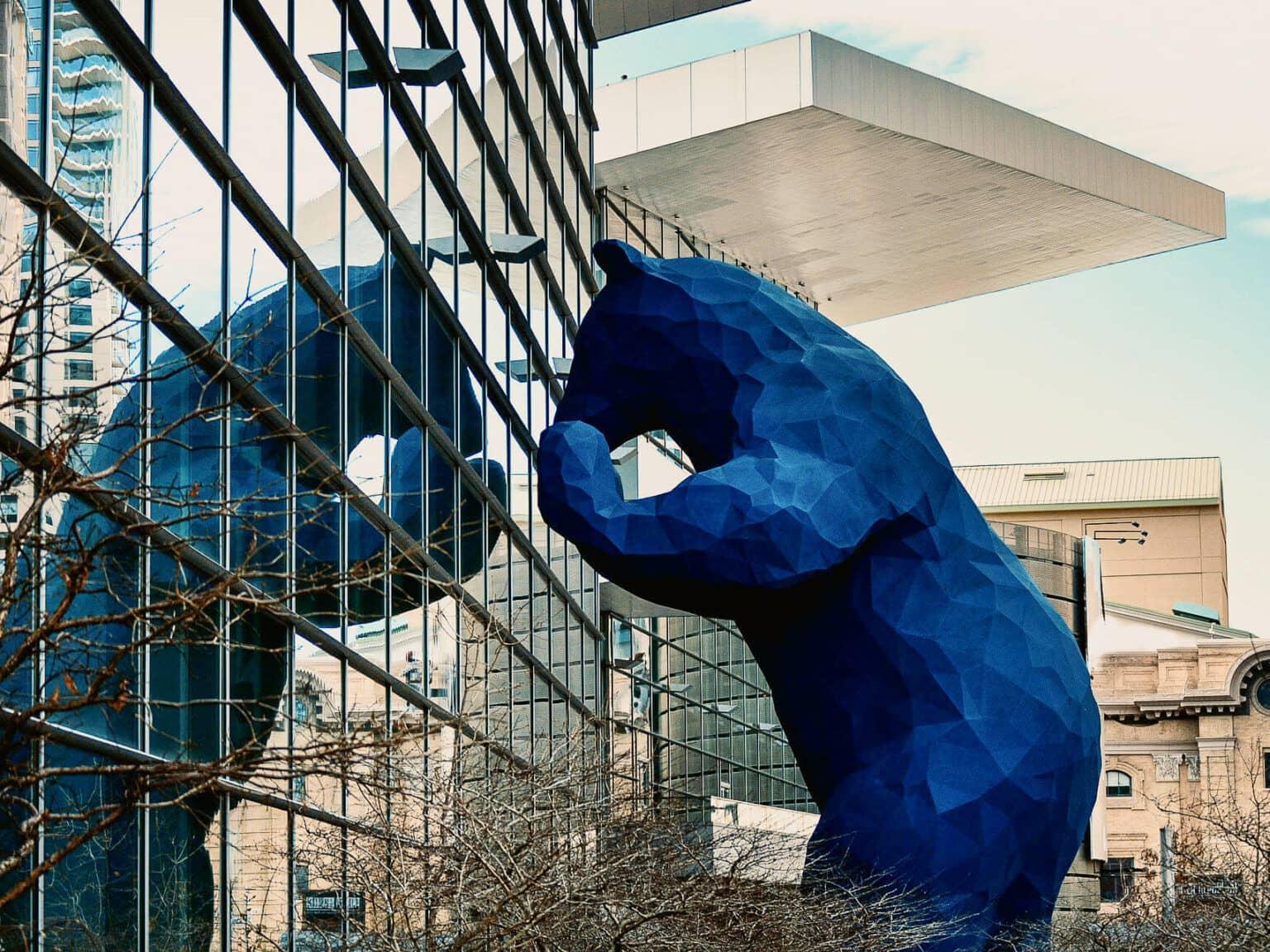 El Oso Azul, que observa desde el Centro de Convenciones de Denver, es una atracción muy interesante.