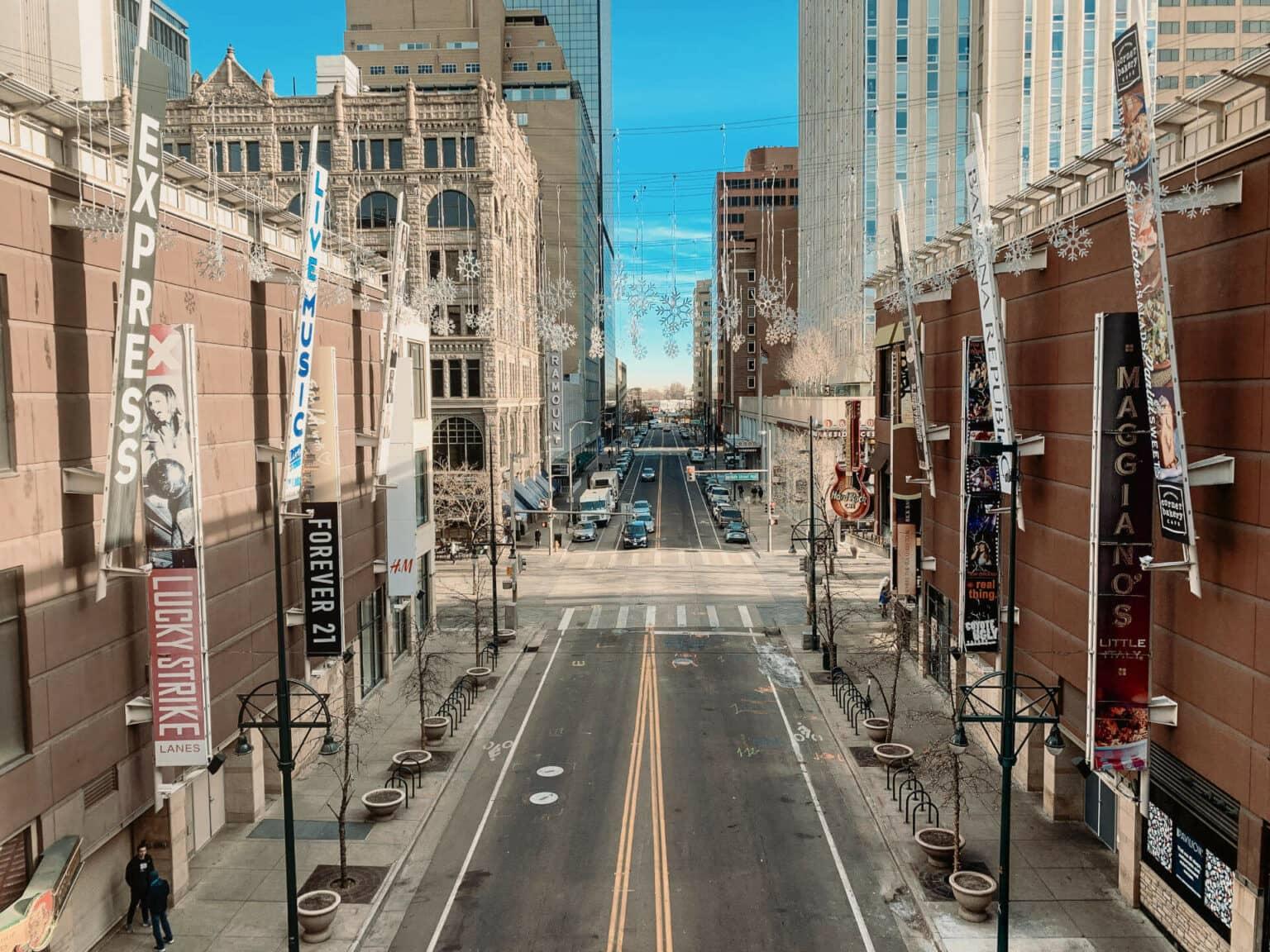 La calle en el centro de Denver no solo es típicamente americana, sino que también invita a ir de compras.