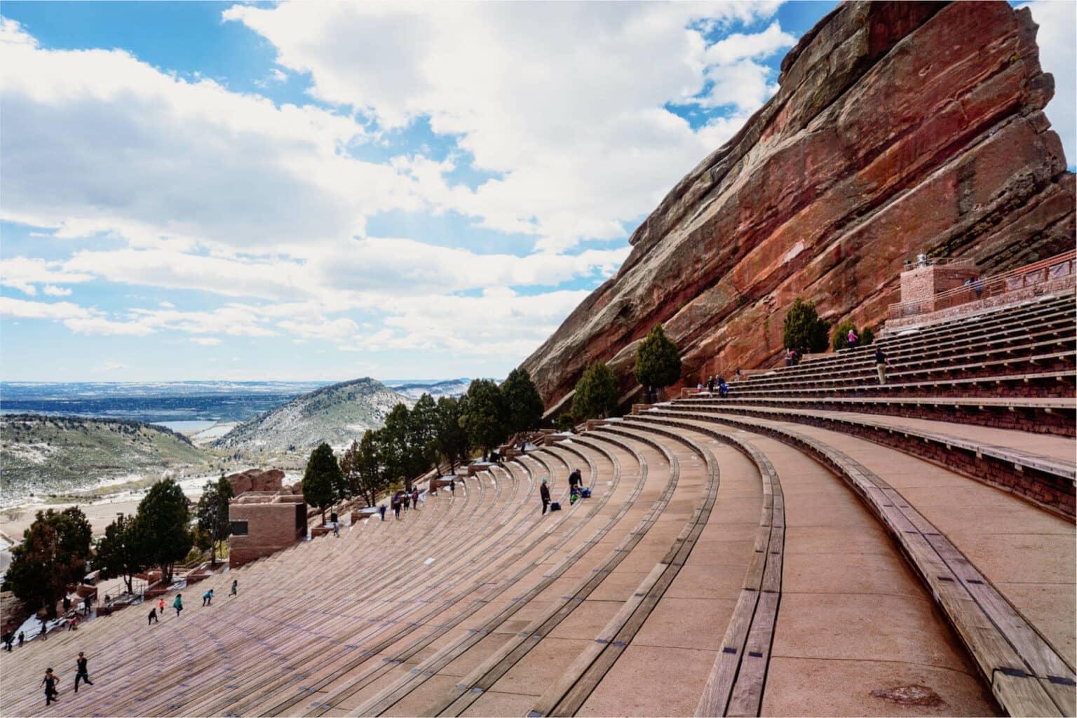 Una atracción imperdible cerca de Denver: El anfiteatro Red Rocks.