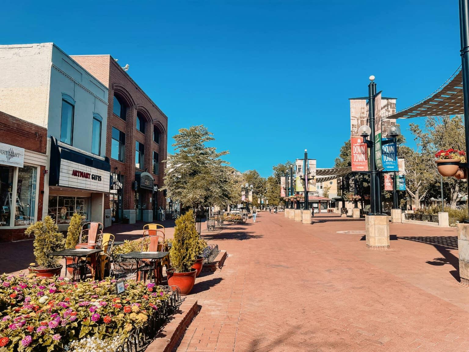 Cerca de Denver se encuentra el hermoso centro de Boulder.
