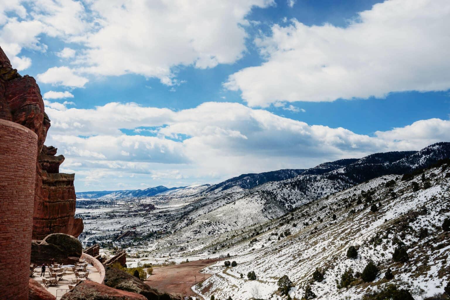 Impresionantes vistas en los alrededores de Denver: el anfiteatro Red Rocks y las Montañas Rocosas.