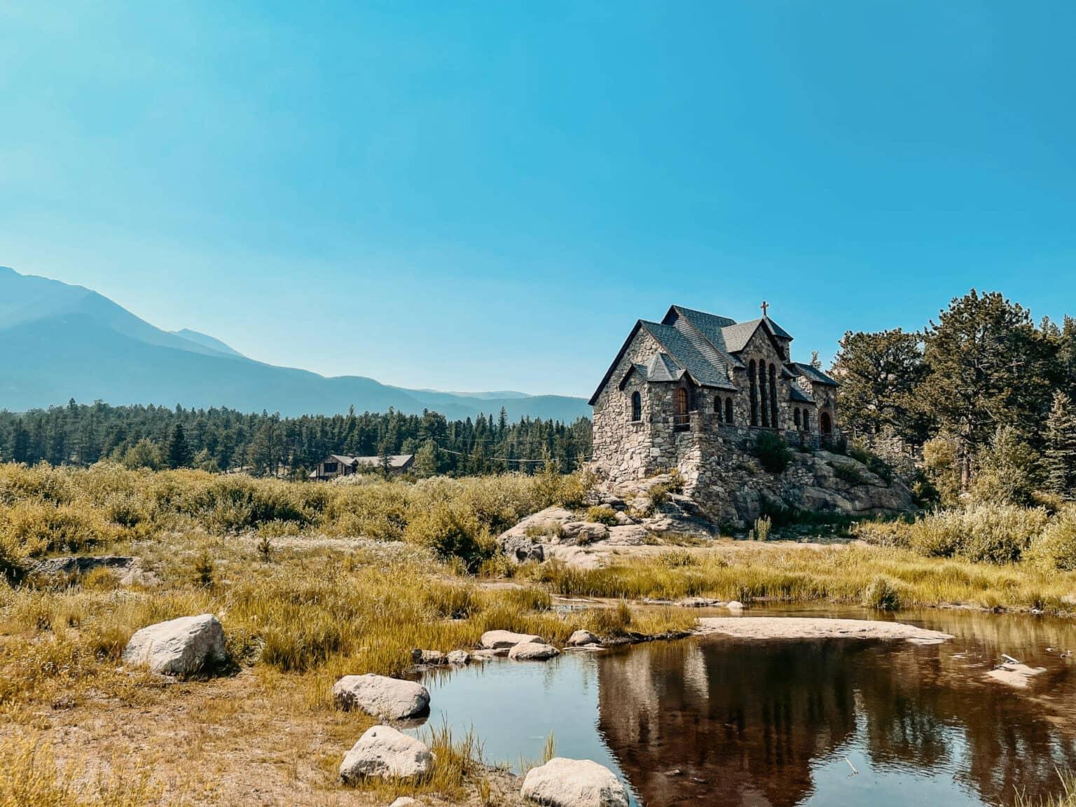 En Denver y sus alrededores hay mucho que descubrir, como esta idílica iglesia junto al lago.