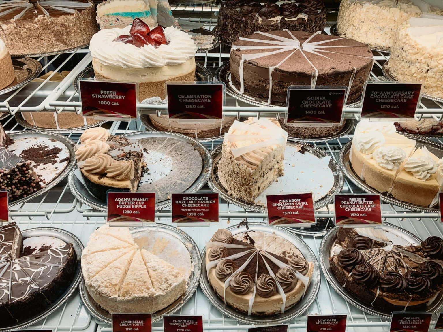 Un lugar que no solo puedes y debes visitar en Denver: la Cheesecake Factory, con innumerables variedades de tarta de queso.