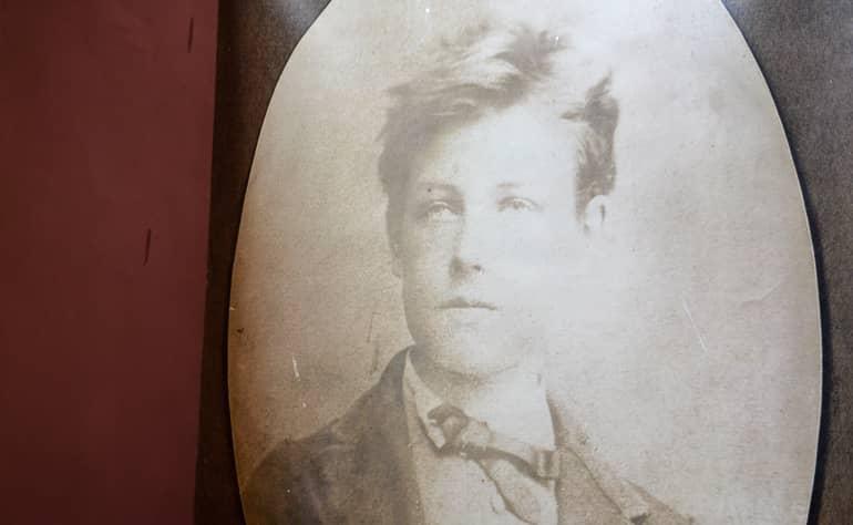 Image of the French poet Arthur Rimbaud in his youth, in black and white, who lived in Ethiopia for some time.