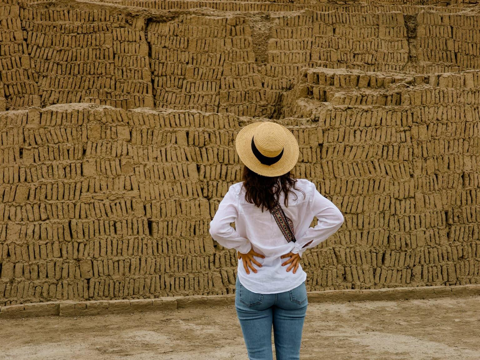 Travel blogger Nina from traveloptimizer stands in front of the Huaca Pucllana temple ruin in Lima.