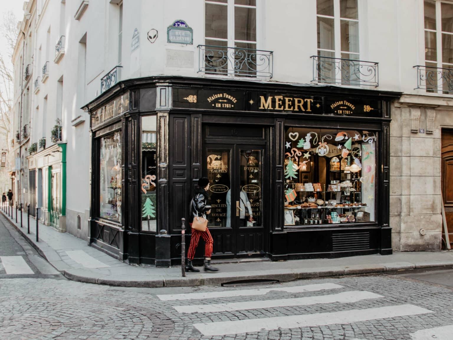 La tienda Méert en el barrio judío de París está decorada para la Navidad.