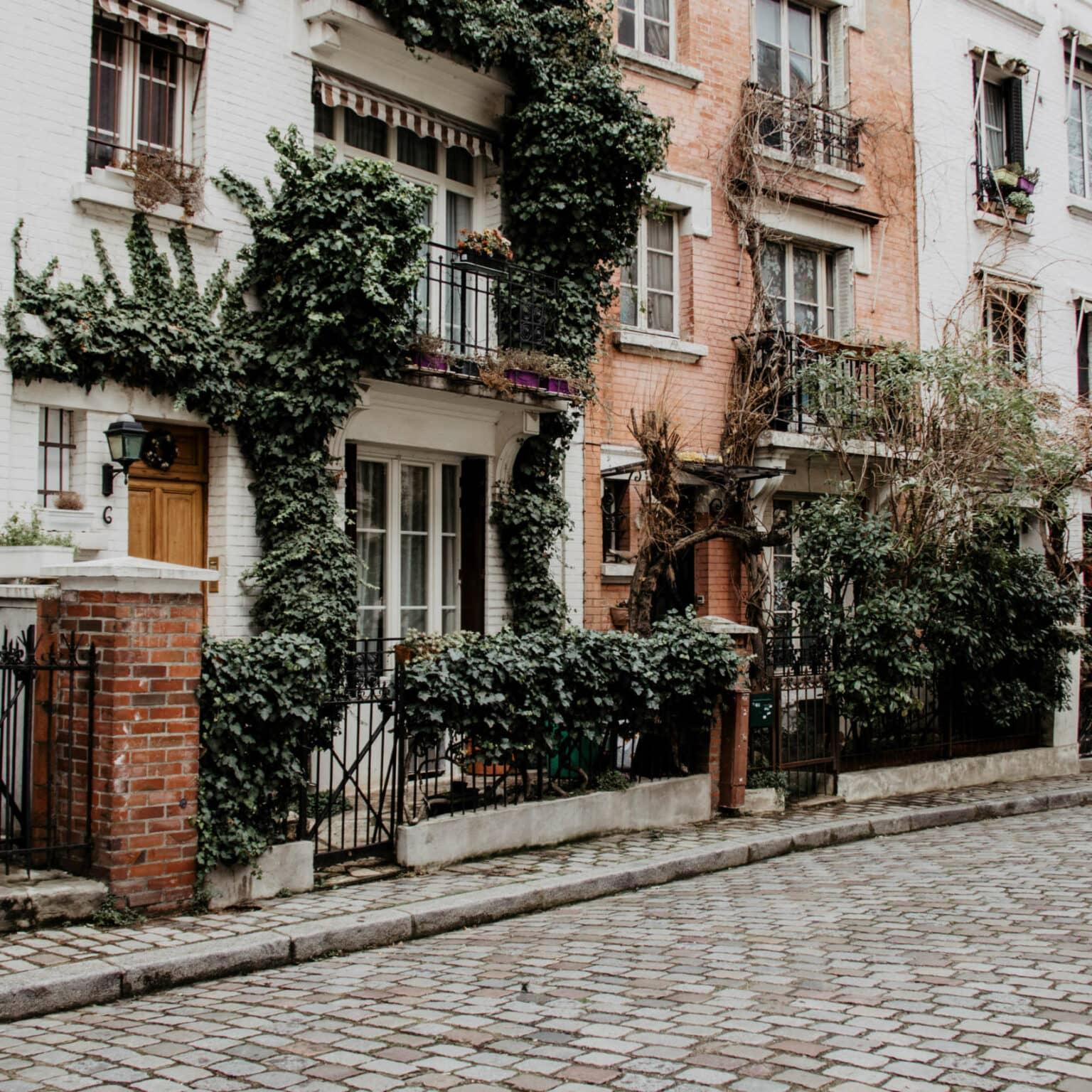 Las fachadas de las casas decoradas con flores y sus pequeños balcones en la calle Villa Leandre de París son un atractivo para cualquier visitante.