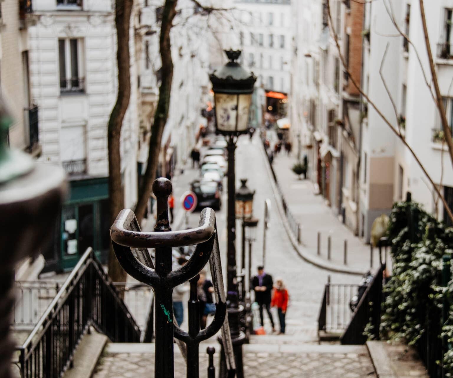 Las escaleras conducen al Montmartre, al fondo una de las pequeñas y acogedoras callecitas de París.
