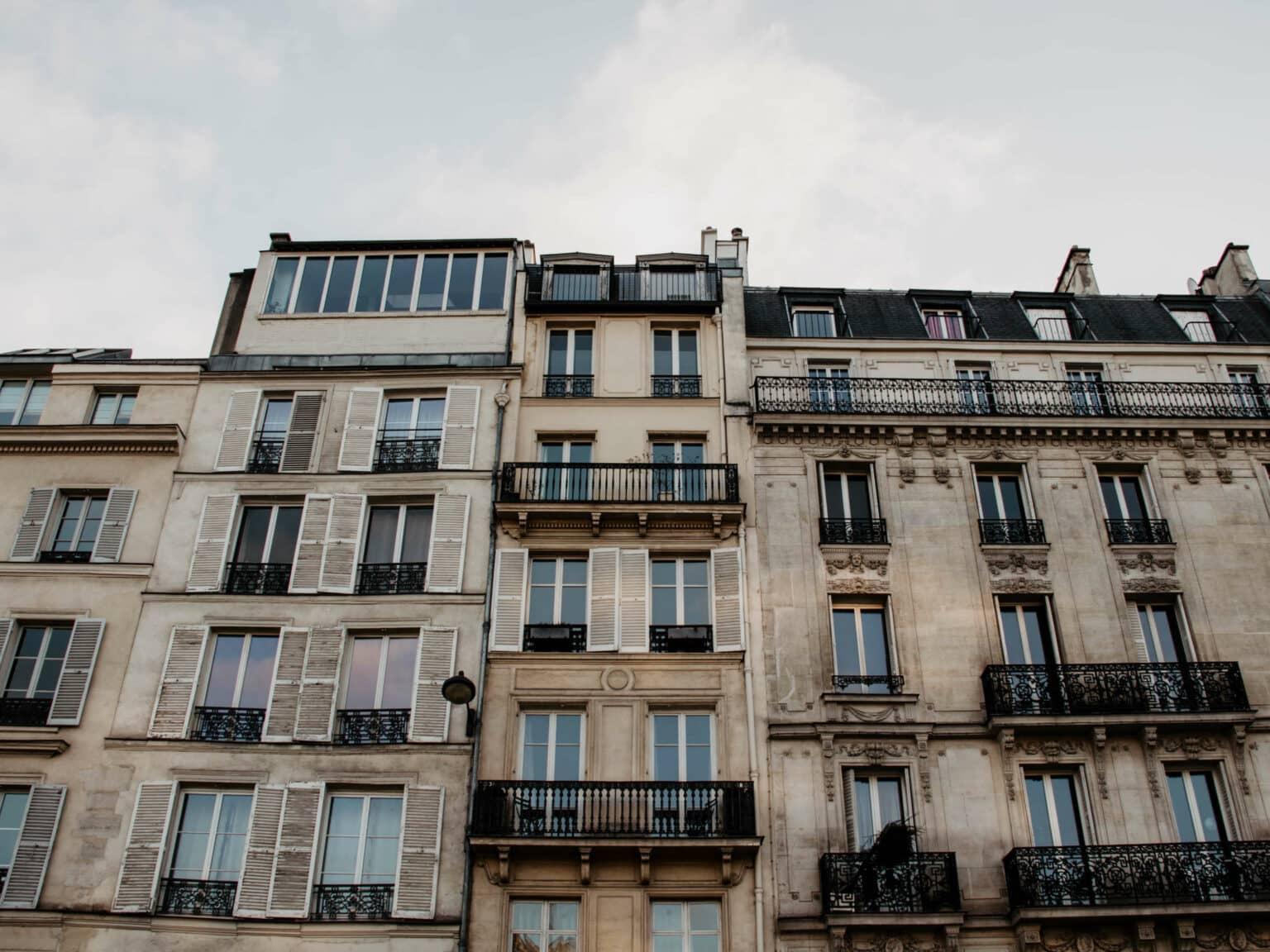 Los visitantes se encuentran con imponentes fachadas de edificios con balaustradas decoradas en muchas esquinas de París.