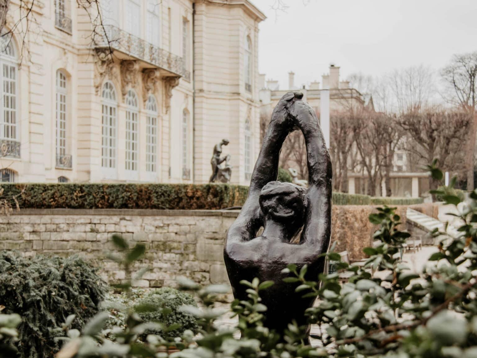 Ante el Museo Rodin en París hay esculturas del escultor Auguste Rodin - recomendado para amantes del arte.