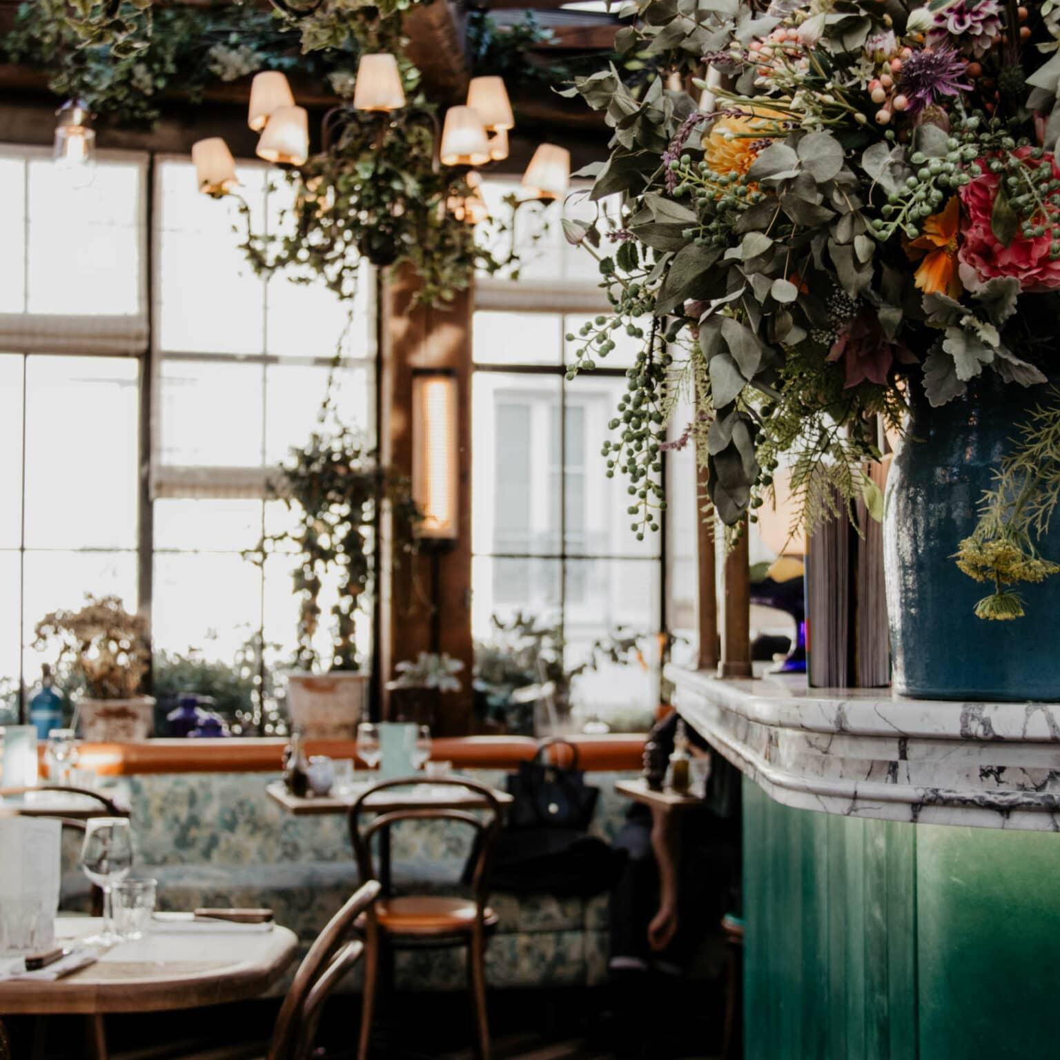 El Café Pink Mamma en el 9o arrondissement de París está decorado con estilo con flores, plantas y lámparas.