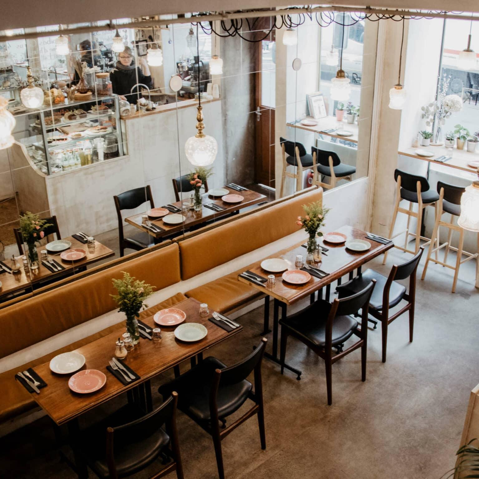 El Ibrik Café en París tiene una elegante decoración, donde se puede desayunar de forma económica y deliciosa.