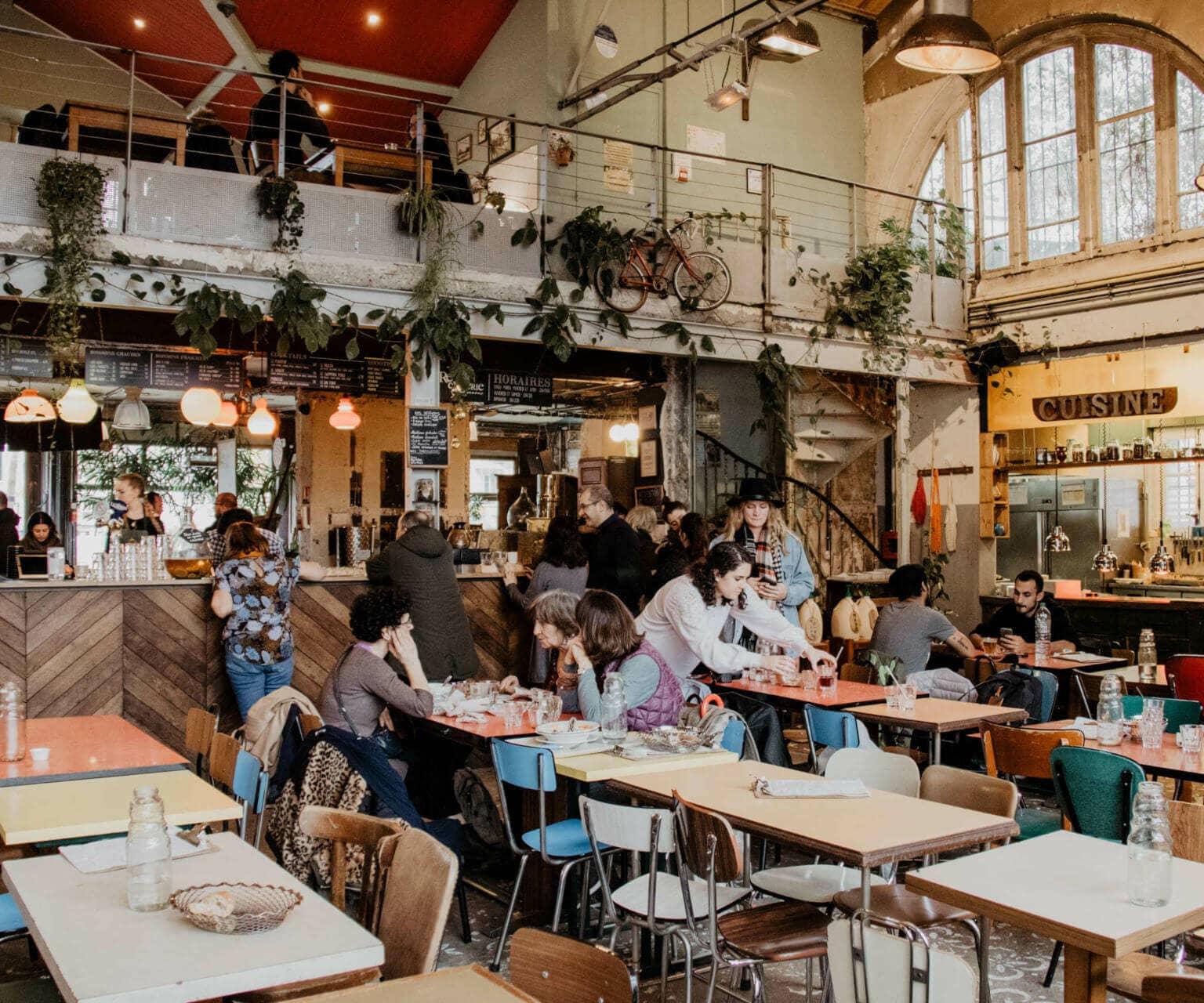 Un consejo que no se encuentra en todas las guías turísticas: el alternativo café La REcyclerie en París tiene un aire de cantina, las sillas están muy juntas y la cocina está abierta.