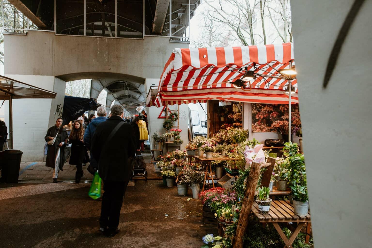 A flower stand at the Isemarkt under the U-Bahn line U3 in Hamburg.