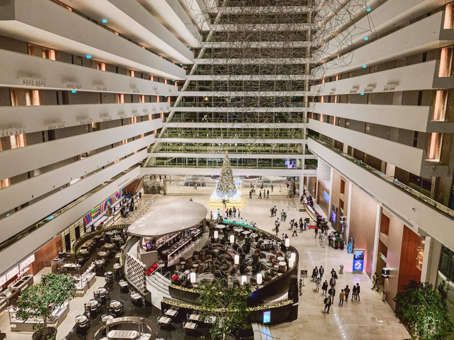 El interior del centro comercial "Mall The Shoppes" en Singapur.