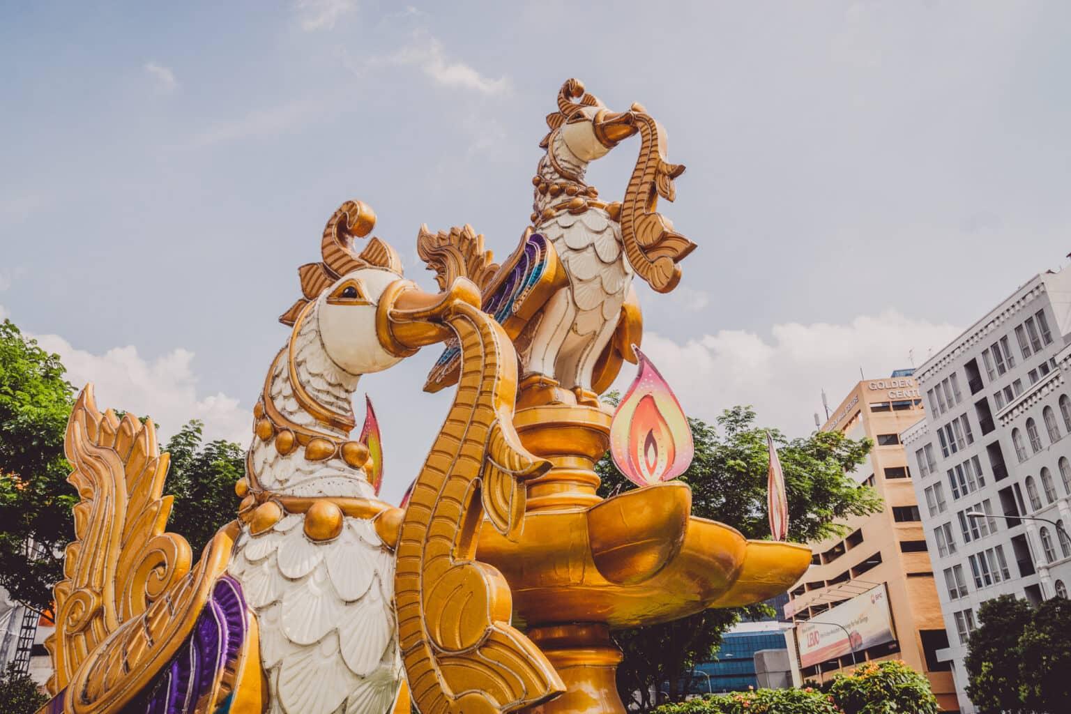 Una estatua dorada en el barrio de Little India en Singapur.