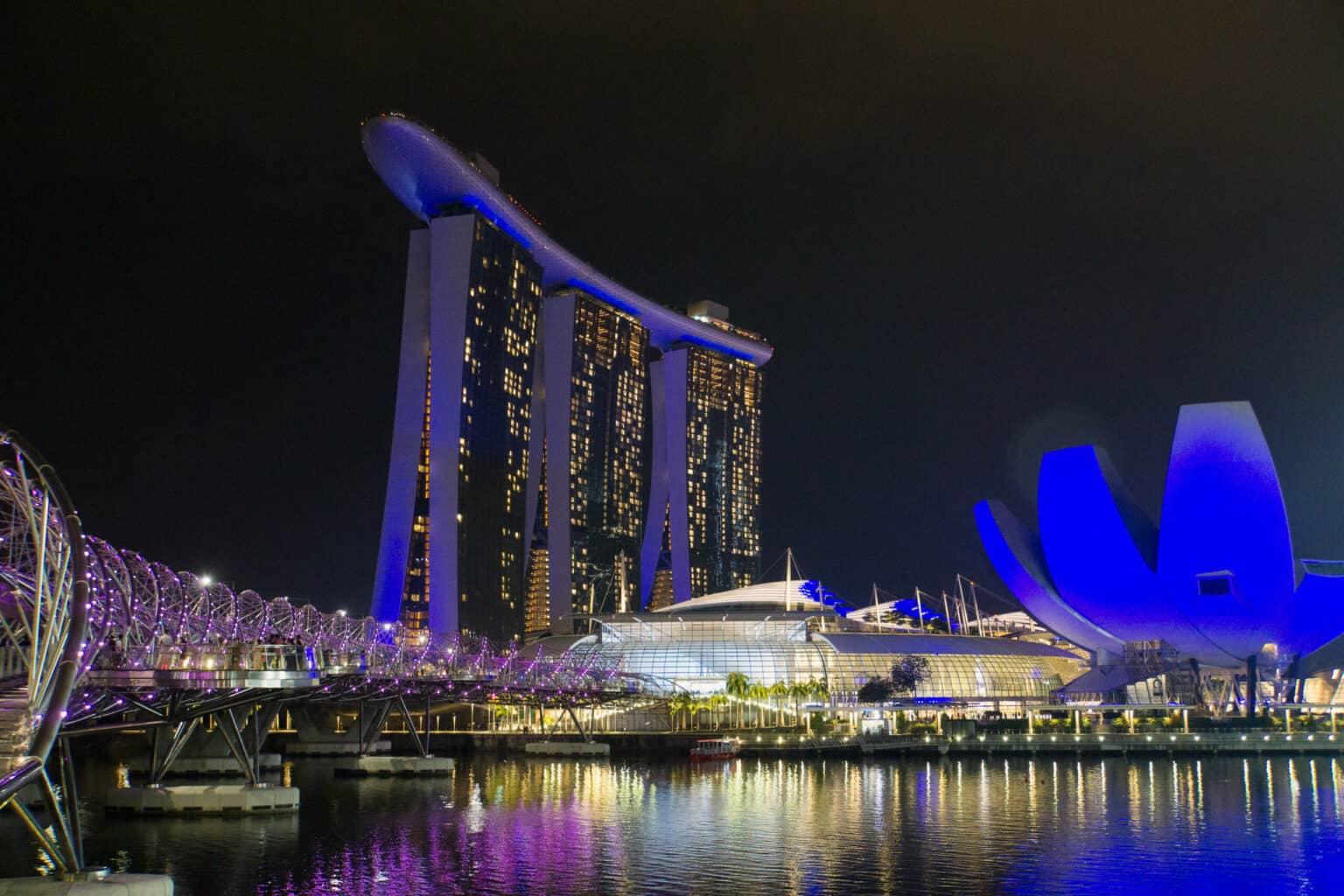 Los edificios iluminados de la "Future City" en Singapur se reflejan en el agua.