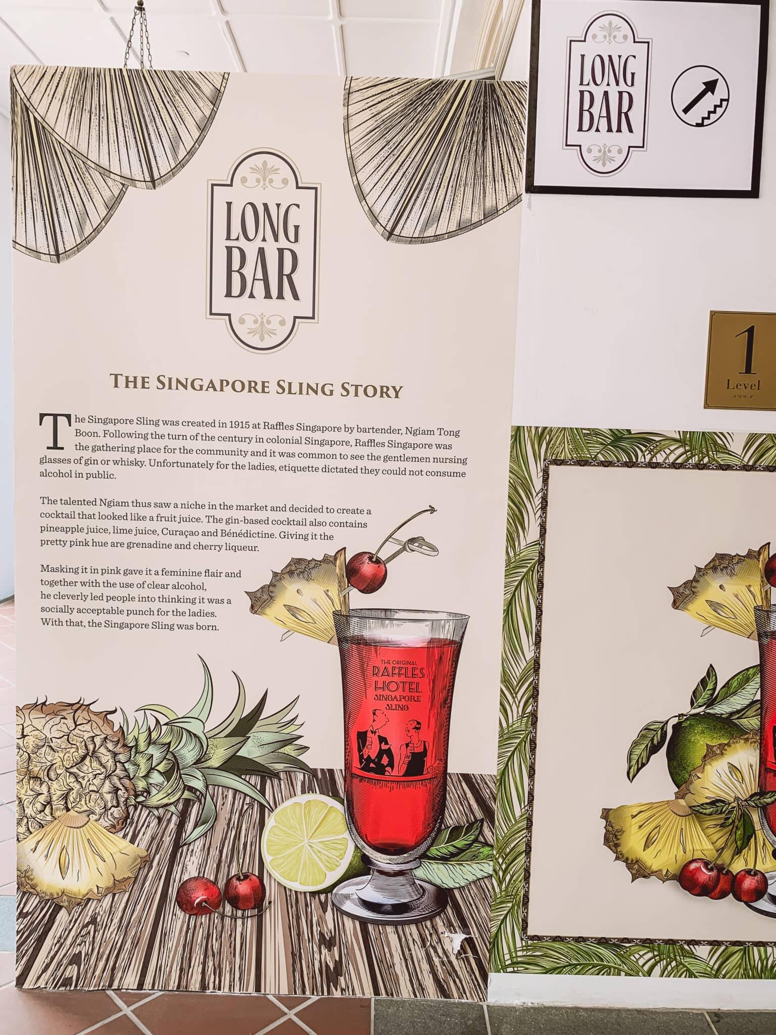 Prueba un delicioso Singapore Sling o Raffles y aprende sobre la historia en el Long Bar de Singapur.
