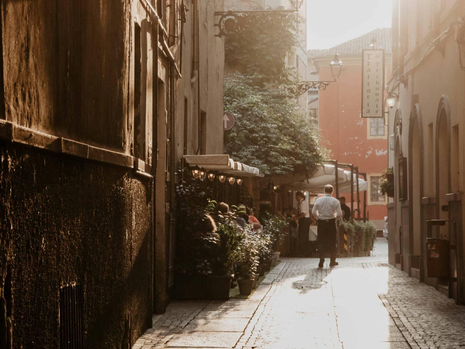 La luz del sol baña una estrecha calle en la todavía poco conocida ciudad italiana de Parma.