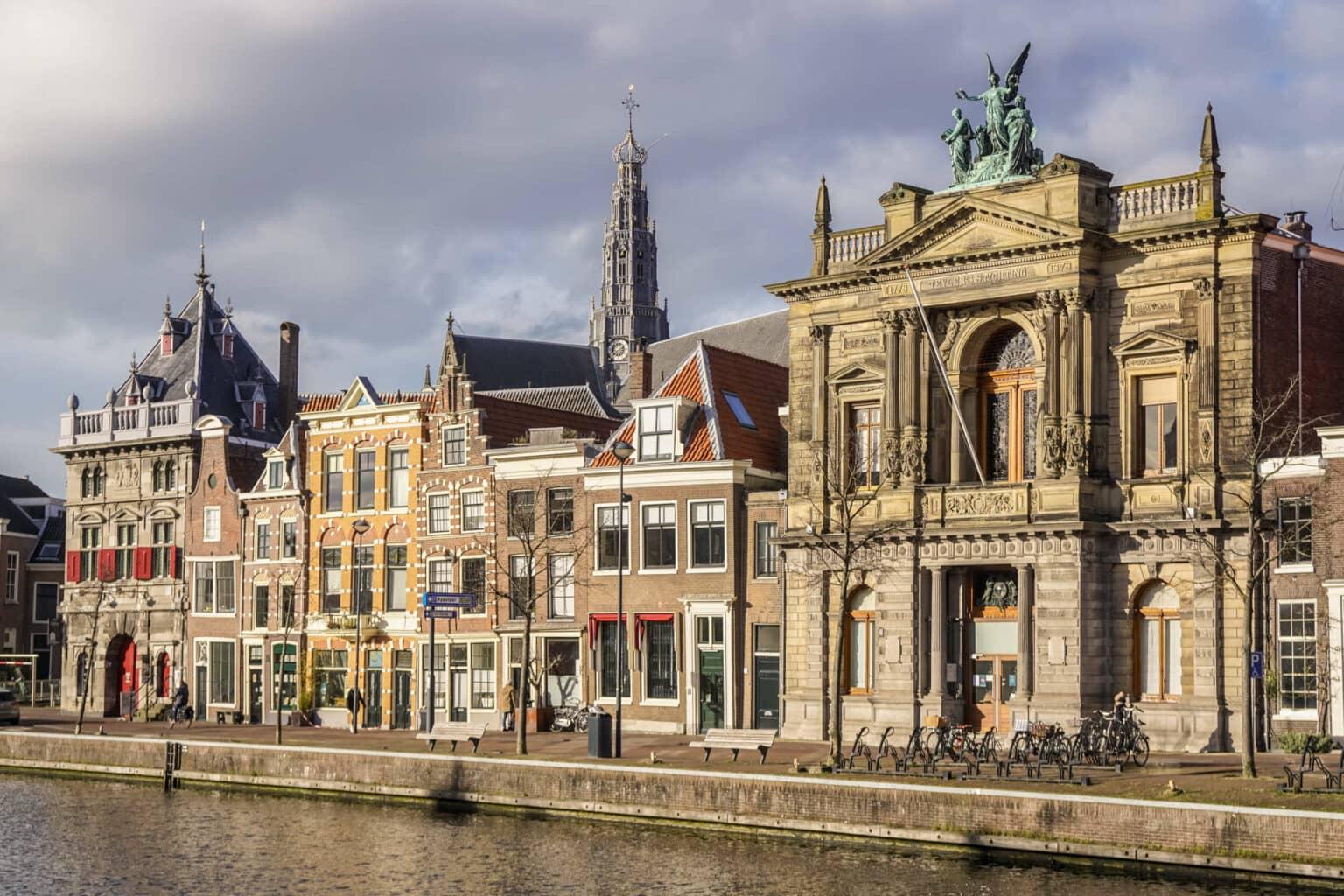 Los edificios se alinean a lo largo del río en Haarlem, Países Bajos.