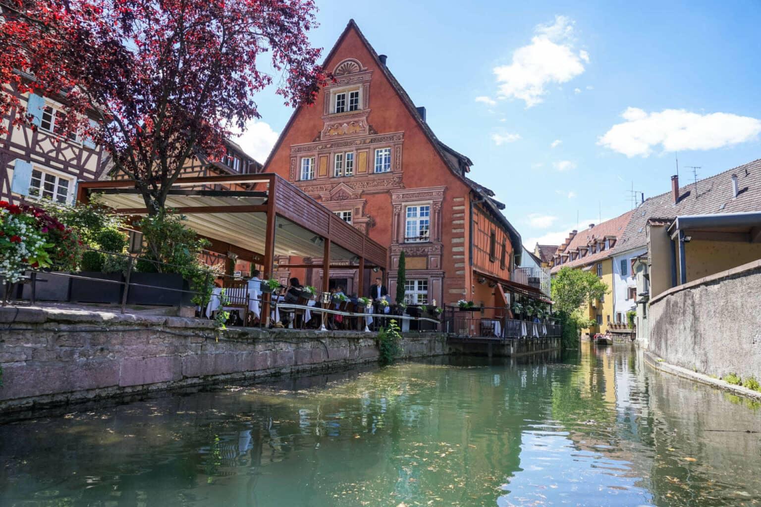 La aún poco conocida ciudad de Colmar en Francia invita a quedarse - sus canales recuerdan a Venecia.