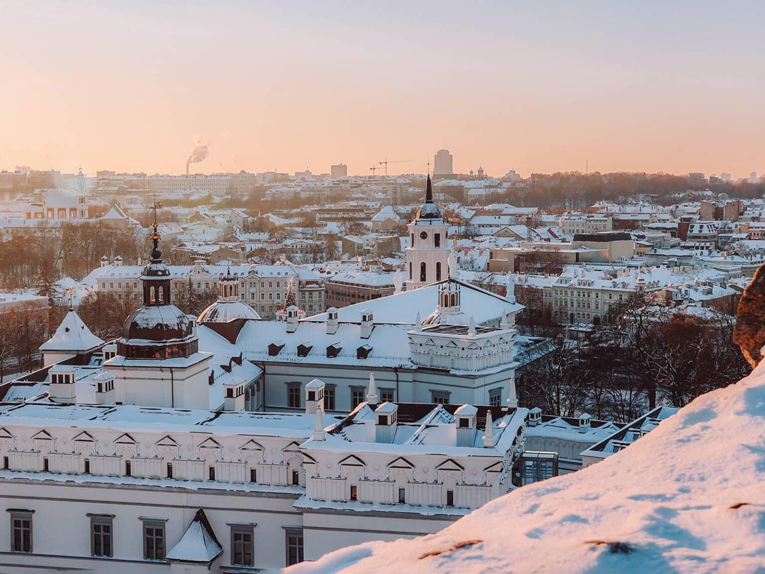 El panorama de Vilnius al anochecer desde la Torre Gediminas.