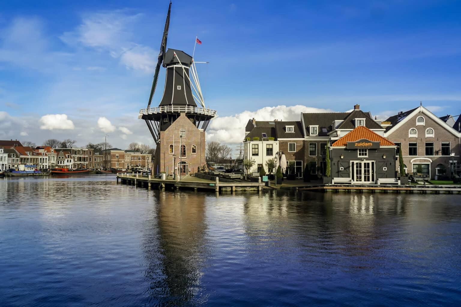 Un molino decora la orilla en la ciudad holandesa de Haarlem, la vecina subestimada de Ámsterdam.