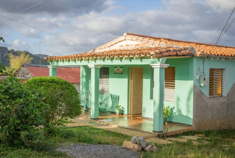 Vista de una casa verde en Viñales, Cuba.