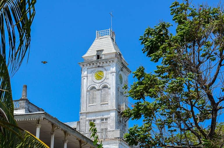 Una torre pintada de blanco con un reloj dorado en Stone Town, Tanzania, muestra la influencia portuguesa de la ciudad.
