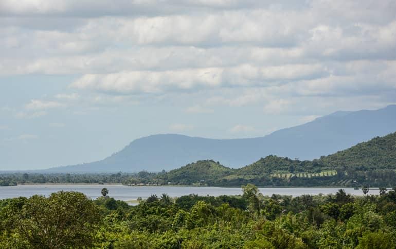 A lake surrounded by mountains and many trees.