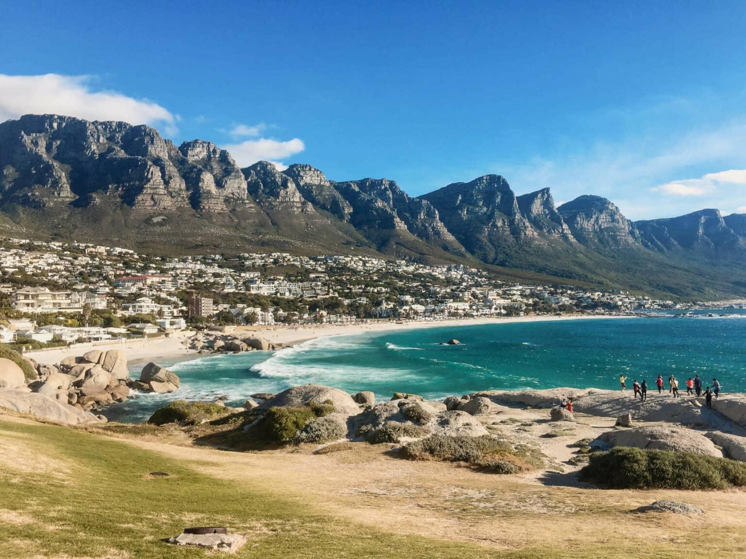 Un hermoso consejo de viaje para los amantes de la playa: Camps Bay está a pocos minutos de Ciudad del Cabo y no es casualidad que se le llame 'la Côte d'Azur de Sudáfrica'.