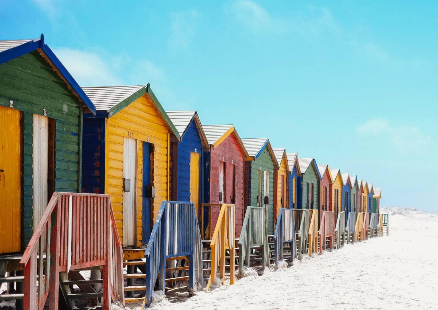 Uno de los lugares turísticos más conocidos de Muizenberg, un poco fuera de Ciudad del Cabo, son las coloridas casas de playa Edwardianas.