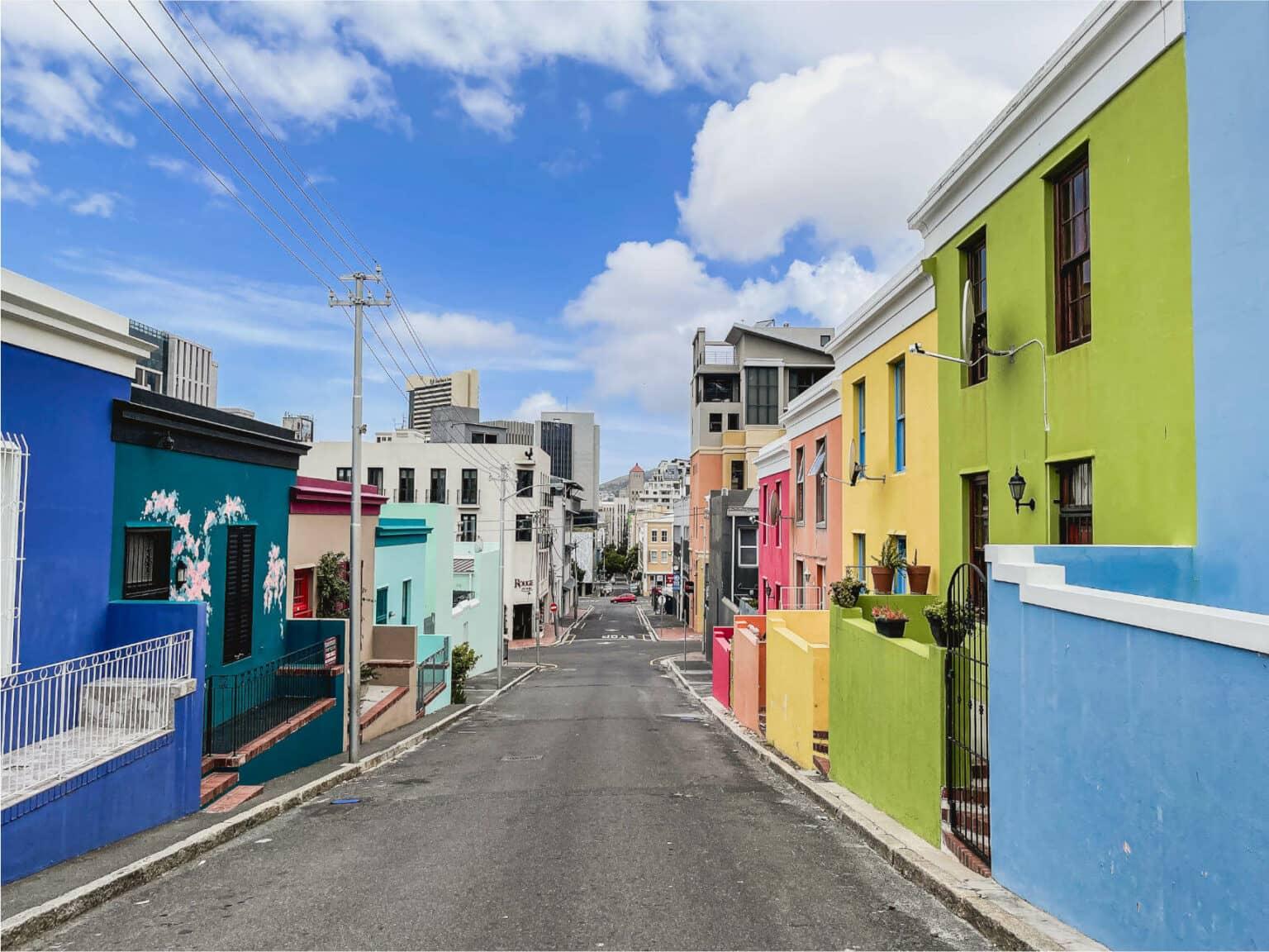 El barrio Bo-Kaap en Ciudad del Cabo, con sus casas de colores, es un atractivo turístico por sí mismo.