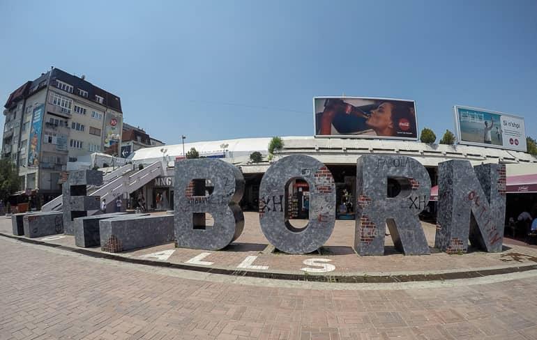 El monumento New Born en Pristina representa en 2017 el lema 'No Walls'.
