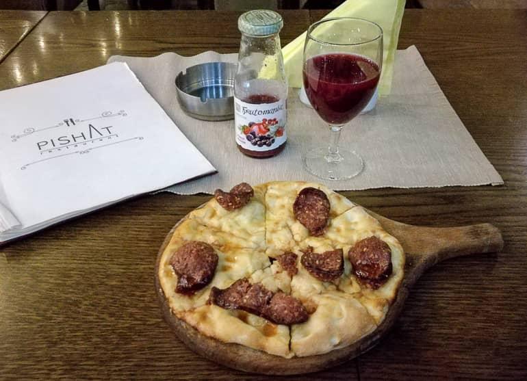 Como aperitivo típico, en Pristina, Kosovo, se sirve el plato Samun me suxhuk, que consiste en una salchicha cruda fuertemente especiada de carne de res y cordero sobre pan.