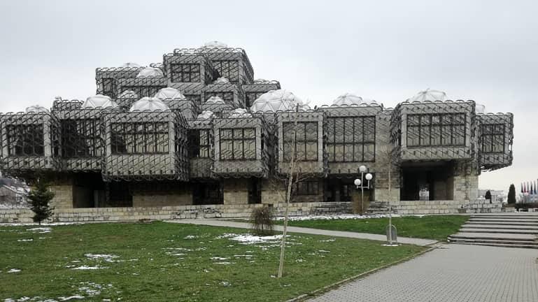 En una visita a Pristina, Kosovo, no debe faltar la Biblioteca Nacional, su aspecto - con 99 cúpulas blancas de vidrio y grandes rejas de metal - se debate de manera controvertida.
