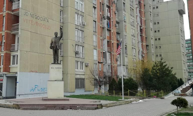 La estatua de Bill Clinton en el bulevar de Pristina simboliza la conexión con Occidente.
