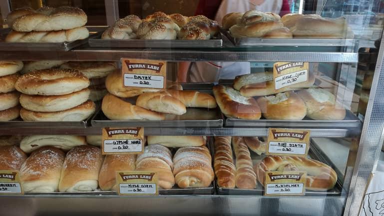 En una pequeña panadería de Pristina, la vitrina está llena de deliciosos pasteles.
