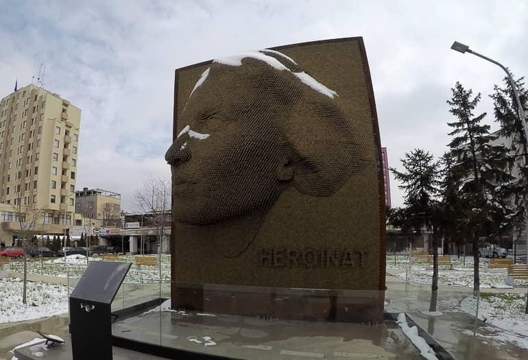 El monumento Heroinat, que representa la cabeza de una mujer, fue erigido en Pristina, Kosovo, en recuerdo del sufrimiento de las mujeres durante la guerra de Kosovo.