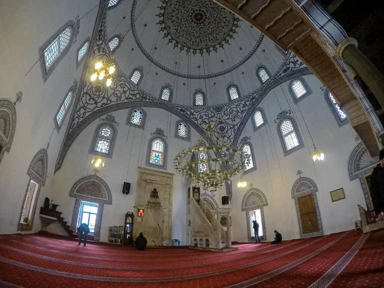 Durante una visita a Pristina, la Gran Mezquita no debe faltar, su gran cúpula con adornos atrae a los visitantes.