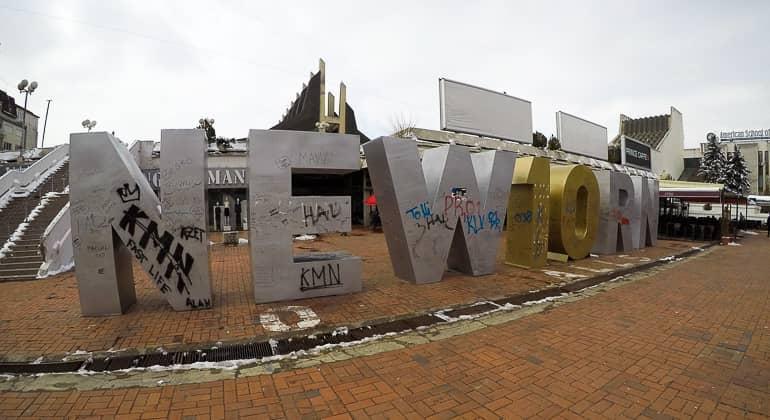 El monumento Newborn en Pristina, Kosovo, es rediseñado cada año por artistas.