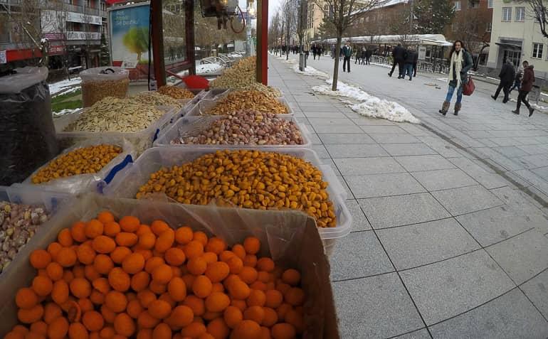 En la promenade de Pristina, muchos comercios ofrecen delicias típicas albanesas y orientales.