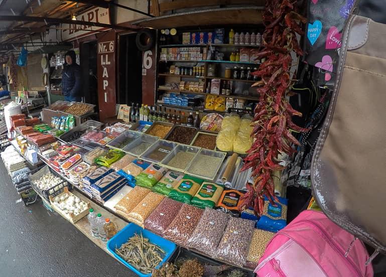 En el bazar de la promenade de Pristina, Kosovo, los comerciantes ofrecen especias de colores, ropa tradicional y verduras.